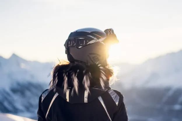 Czy pod kask narciarski zakłada się czapkę: prawda i fakty, które warto znać