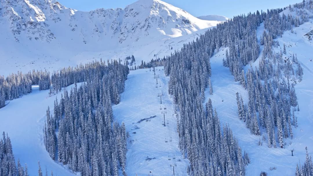 Bezpieczeństwo na stoku – jak unikać kontuzji podczas jazdy na nartach?
