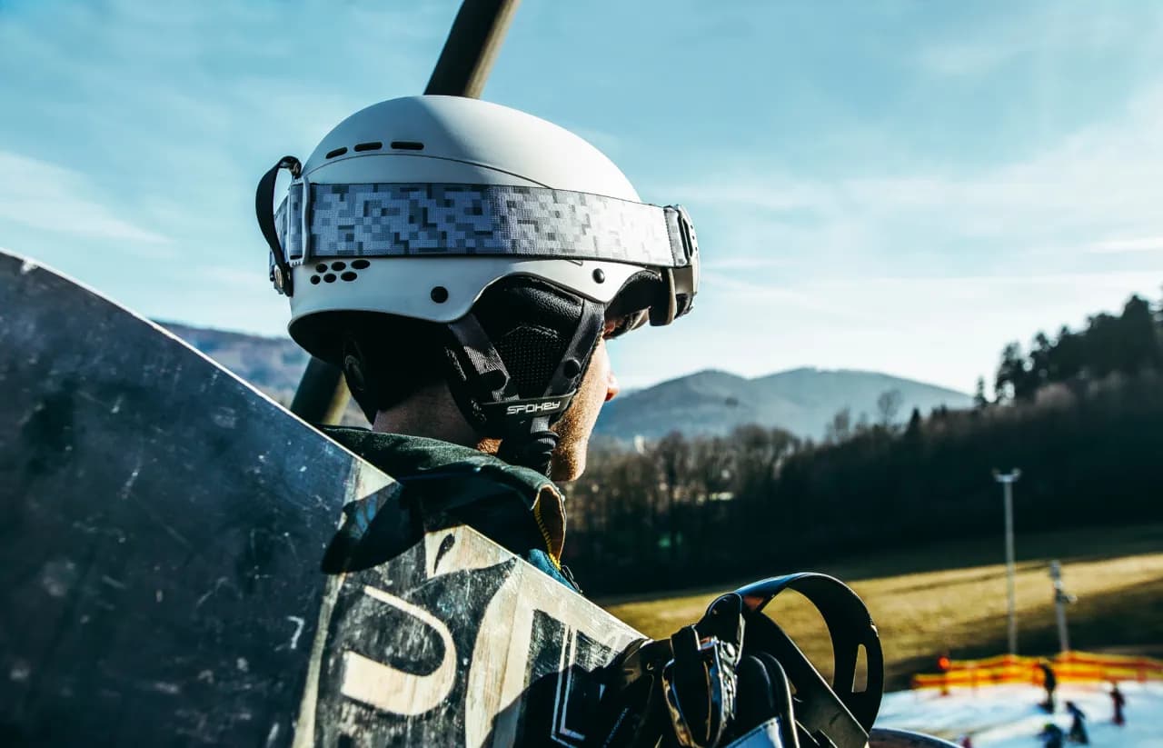 Ile kosztuje kask narciarski: ranking z cenami i różnicami w jakości