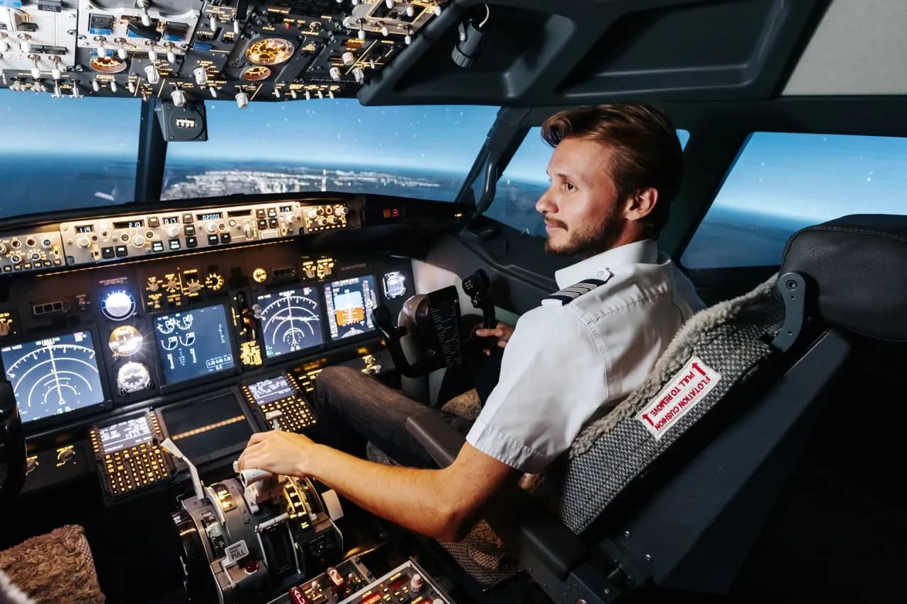 Ile zarabia pilot samolotu pasażerskiego? Zaskakujące fakty o pensjach