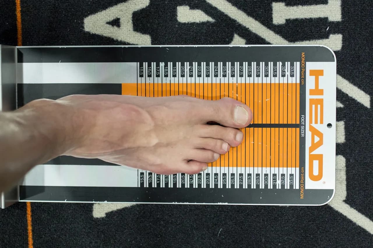 Jak dobrać buty narciarskie na szczupłą stopę: ranking 5 najlepszych modeli