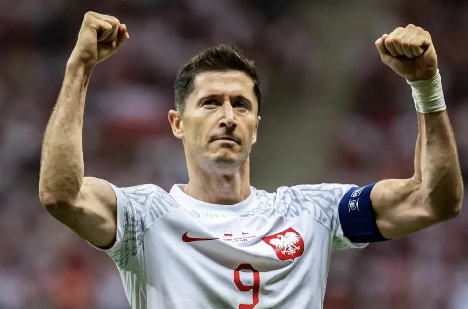 Miesięczna pensja Lewandowskiego szokuje! Tyle zarabia w Barcelonie i kadrze